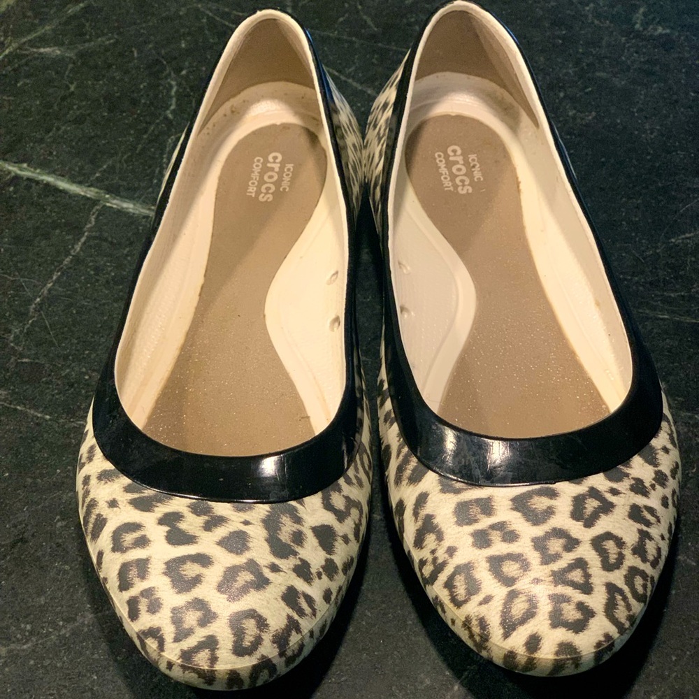 CROCS | Women’s Snow Leopard Spot Flats | Sz 9